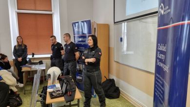 FUNKCJONARIUSZE SŁUŻBY WIĘZIENNEJ SPOTKALI SIĘ Z UCZNIAMI I LO  