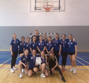 I ORAZ II MIEJSCE W MISTRZOSTWACH POWIATU GOLENIOWSKIEGO W PIŁCE KOSZYKOWEJ DZIEWCZĄT I CHŁOPCÓW DLA I LO W NOWOGARDZIE 